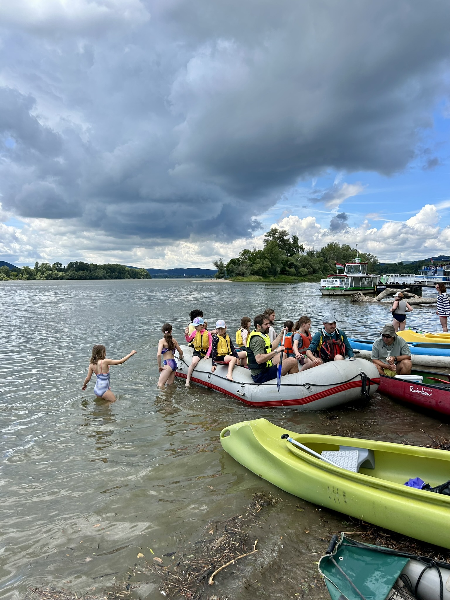 Raft a kanoe pri zastávke na Dunaji